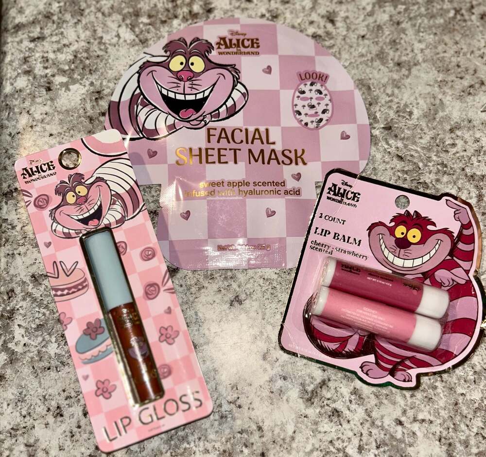 Disney Alice in Wonderland Cheshire Cat Beauty Bundle: